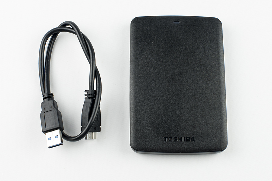 Toshiba Canvio Basics e cavo USB vista dall'alto